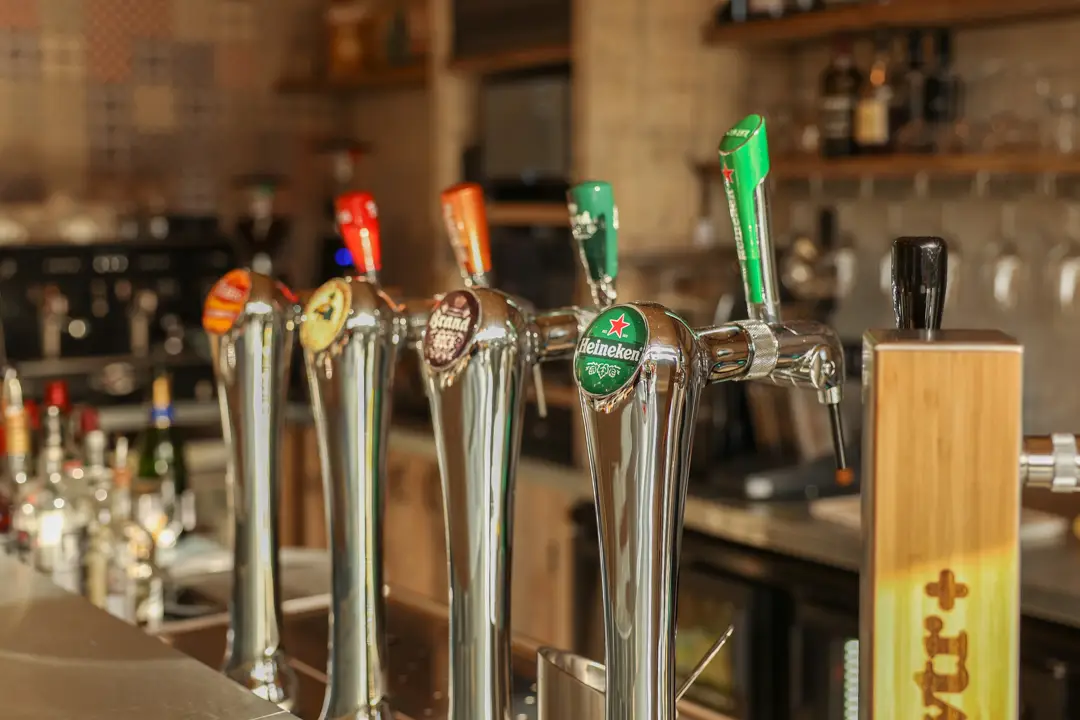 Rij glanzende biertaps op de bar