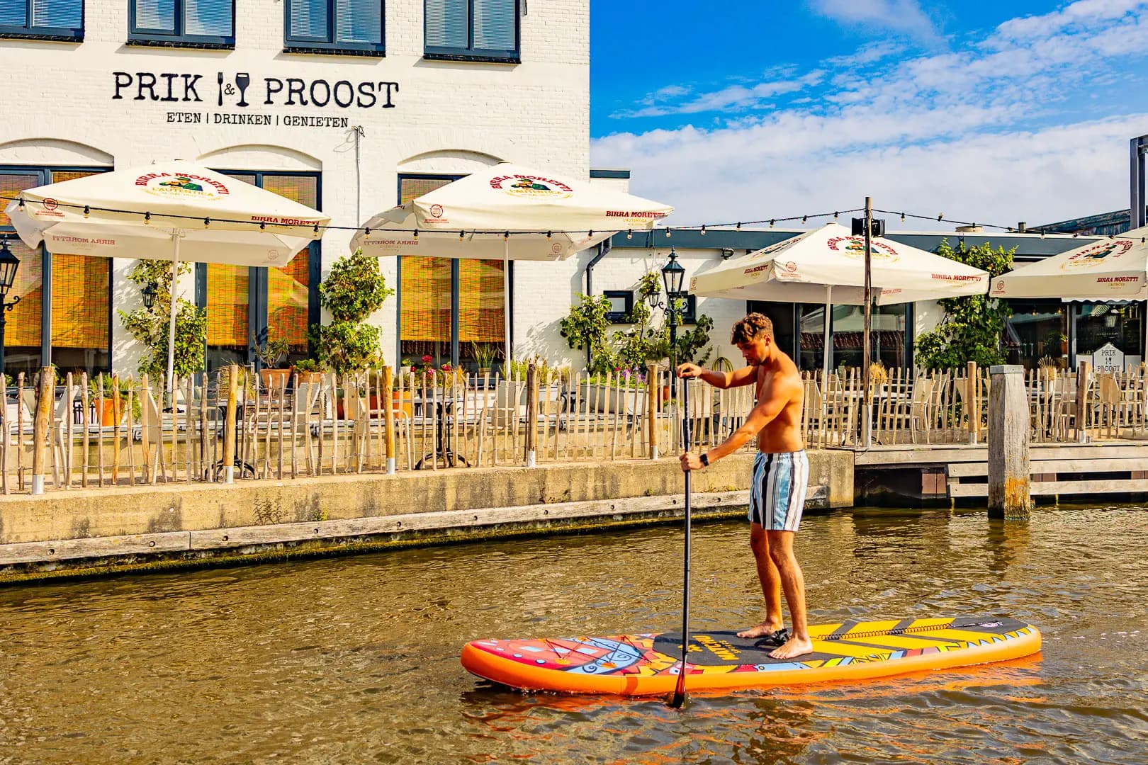 Supper peddelt langs het terras van Prik & Proost aan het water